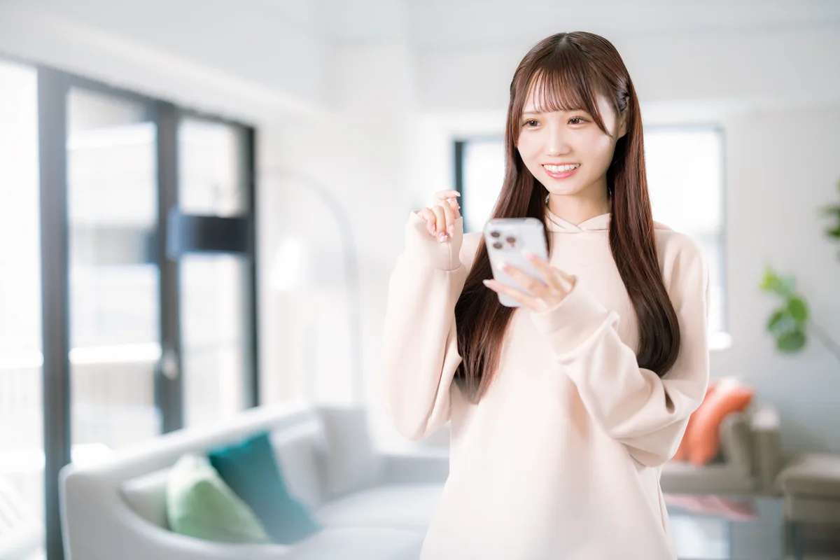 GetFreeで無料モニター商品を受け取りスマホで応募する女性